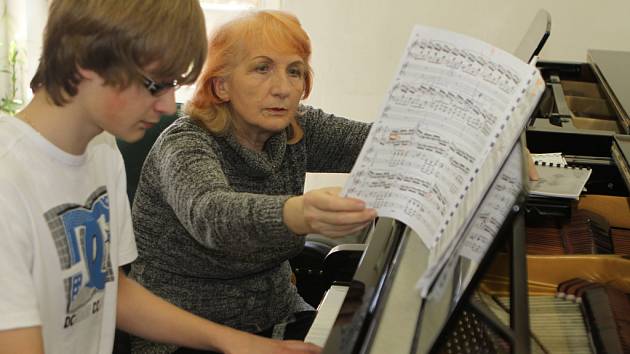 Profesorka Marie Šimková Kotrčová učí na Konzervatoři v Českých Budějovicích, na snímku s patnáctiletým klavíristou Martinem Noskem. 