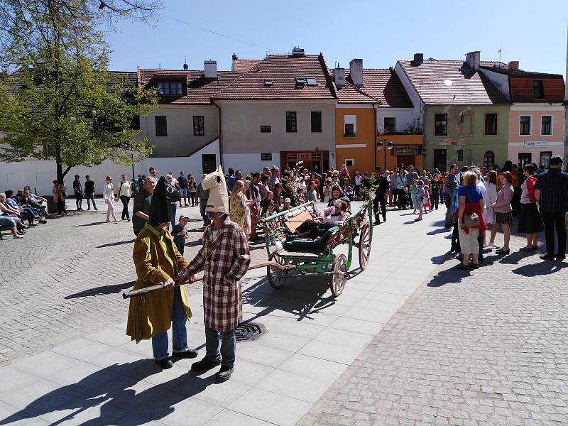 Tradiční hrkání v centru Českých Budějovic uzavřela nedělní svatba.