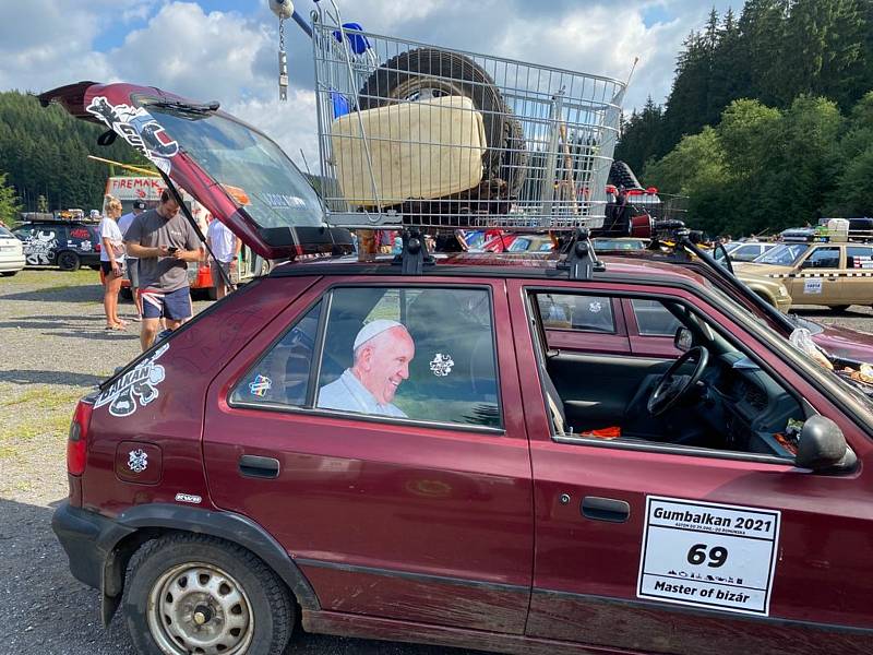 Orientační rallye Gumbalkan absolvovali Jihočeši od 21. do 27. srpna. Se svými vozy v hodnotě do 25 tisíc ujeli 3 800 kilometrů a užili si spoustu zábavy, projeli Slovensko, Ukrajinu a dorazili do cíle v rumunském Banátu.