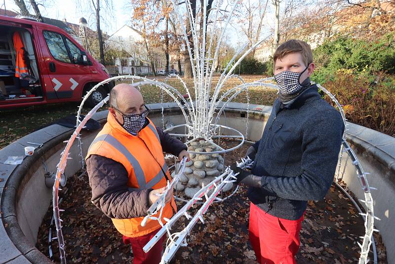 Vánoční osvětlení českobudějovických fontán zajištují pracovníci DPMCB Miloslav Bohoněk (oranžová vesta) a Vojtěch Puchta,zařízení montují na fontánu u restaurace Paluba