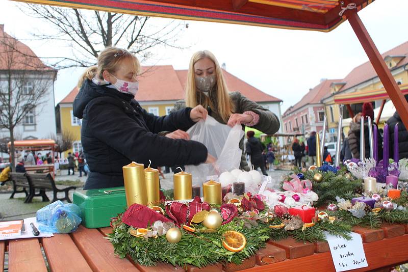 Adventní trhy. Náměstí Míru v Týně nad Vltavou bylo brzy plné lidí.