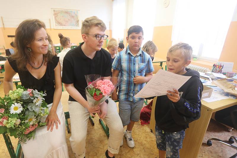 Vysvědčení dostaly i děti z Ukrajiny. A hurá na prázdniny.