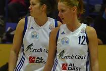 NEJVÍCE BODŮ. Střelecky se v utkání s DSK Basketball nejvíce dařilo Aleně Jeništové (vpravo). Strakonická hráčka si v prvním utkání nadstavby A2 připsala 20 bodů. 