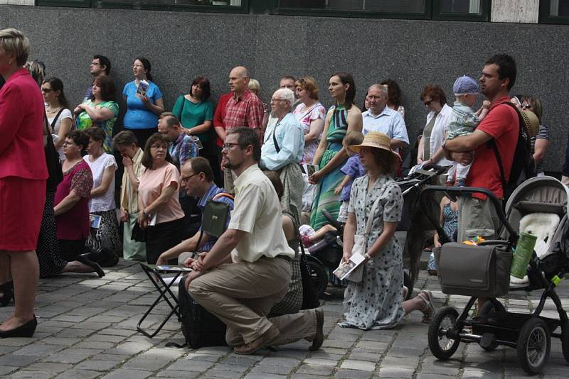 Sobotní svěcení 13. českobudějovického biskupa si nenechali ujít lidé z celého kraje.