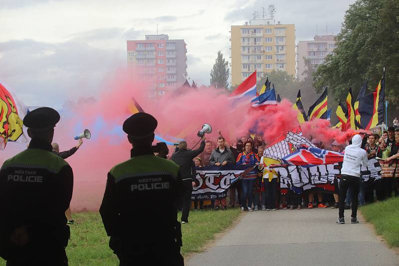 Fanouškové Motoru na tradičním pochodu k českobudějovickému zimnímu stadionu