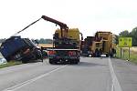 Silnici mezi Českými Budějovicemi a Pískem uzavřela v pondělí večer nehoda nákladního auta, které havarovalo u Pištína.