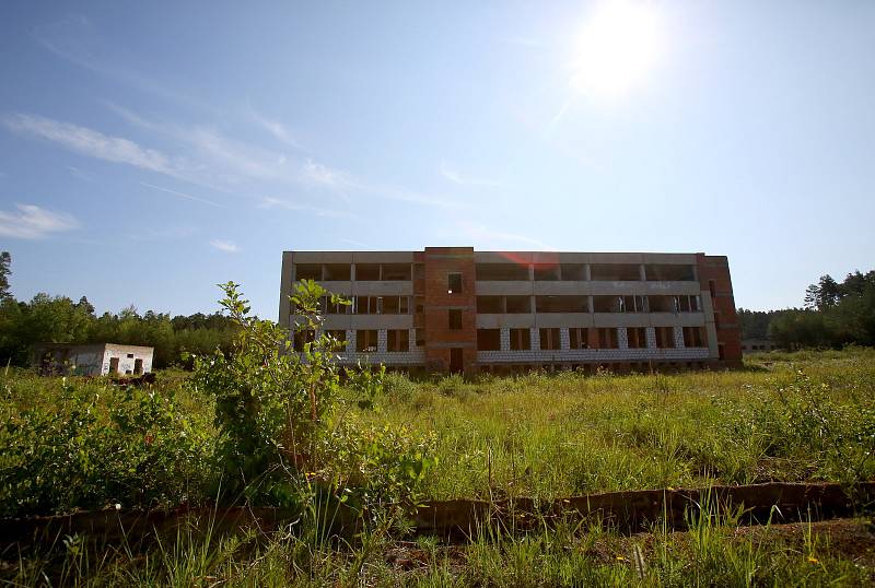 Na místě nedostavěné raketové základny, kterou před revolucí v Homolích budovali vojáci, možná vyroste nová ženská věznice.