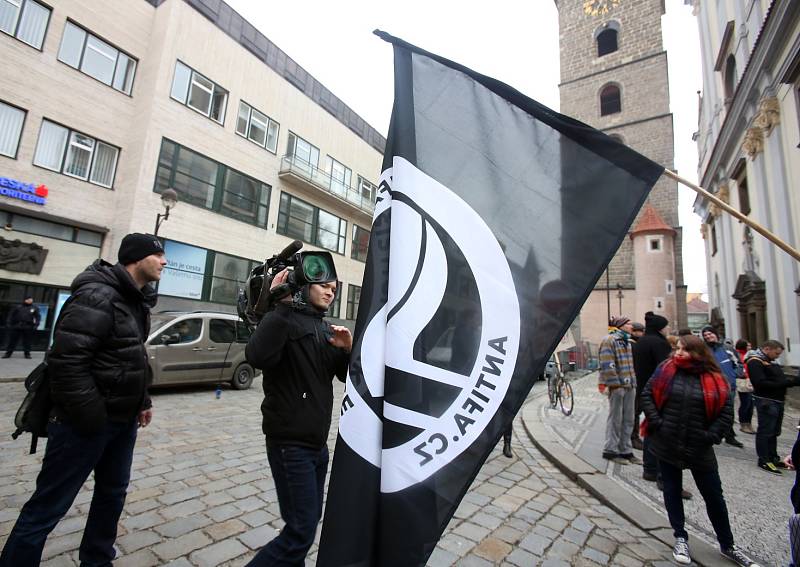  Černou věží se sešli odpůrci demonstrace. Objevila se tu i vlajka organizace Antifa.