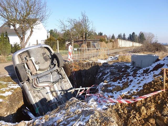 Řidička v Horní ulici v Českých Budějovicích nezvládla řízení a zajela do 3,5 metru hluboké šachty.