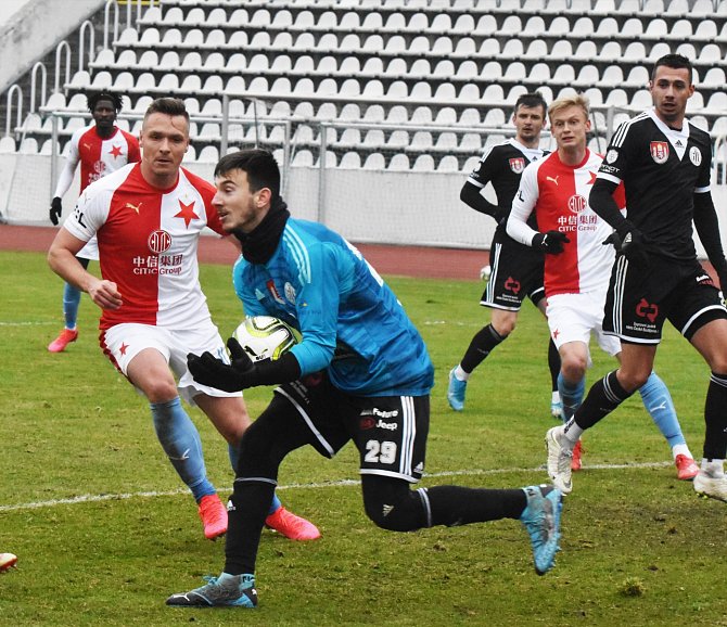 Před odletem na Kypr hráli fotbalisté Dynama v přípravě na Strahově se Slavií (gólman Matěj Luksch zasahuje před útočníkem Slavie Stanislavem Teclem).