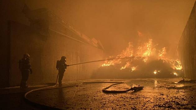 Hasiči u požáru u Borovan zasahují zhruba od půl druhé ráno.
