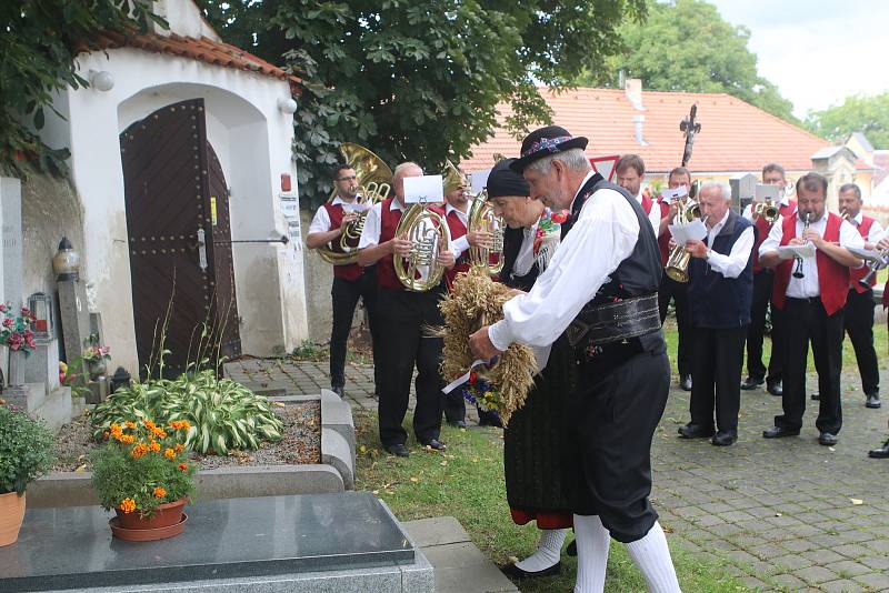Staročeské dožínky v Boršově nad Vltavou uspořádala tamní obec baráčníků.