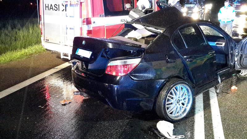 U Kamenného Újezdu se srazila ve středu v noci dvě auta. Řidič BMW zemřel.