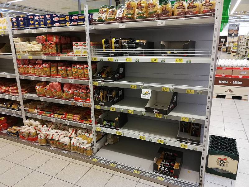 Prázdné regály v jindřichohradeckém supermarketu Albert.