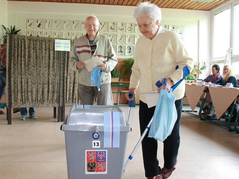 Volební okrsky 8 a 13 v ZŠ Kubatova v Českých Budějovicích.