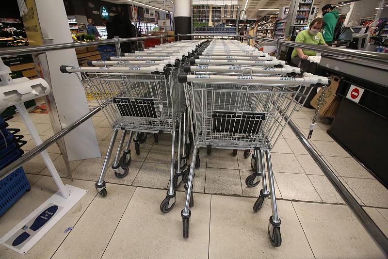 Nákupní centrum IGY. Počet zákazníku v obchodě kontrolují prodejci pomocí omezeného počtu nákupních košíků. A v malých obchodech je to jednoduché uhlídat pouhým okem. Do obchodu s víny nemůže společně ani manželský pár.