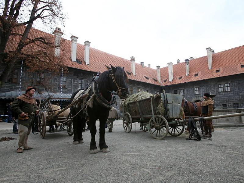 V Českém Krumlově se 2. listopadu natáčel německý historický film o reformátorovi Martinu Lutherovi. Dvoudílný film odvysílá příští rok německá stanice ZDF. Na snímku komparz na hradním nádvoří.