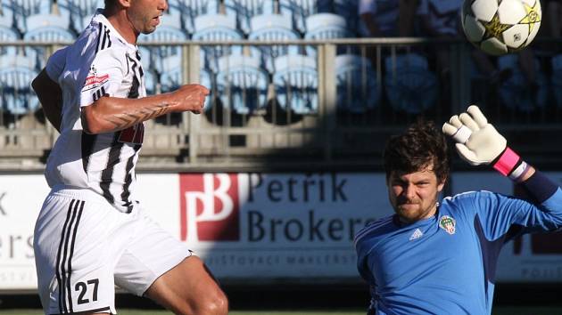 Fotbalisté Dynama rozstříleli Žižkov 4:0 (na snímku Richard Kalod před brankářem hostí Boháčem).