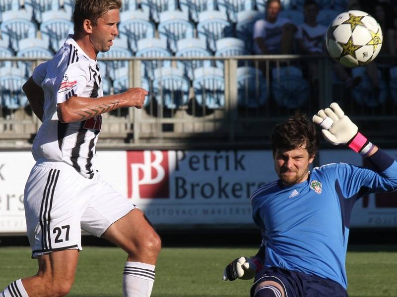 Fotbalisté Dynama rozstříleli Žižkov 4:0 (na snímku Richard Kalod před brankářem hostí Boháčem).