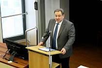 Jediný kandidát na rektora Jihočeské univerzity Bohumil Jiroušek při představení své vize v aule pedagogické fakulty před širší akademickou obcí.