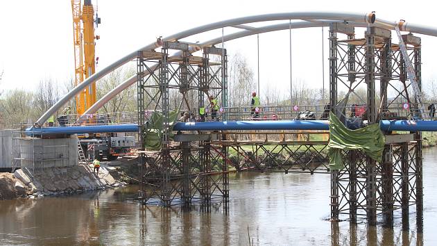 Přes řeku Vltavu vzniká v Českých Budějovicích lávka pro pěší a cyklisty.