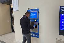 Automat LOKNI umožní uživatelům stejnojmenné aplikace stočit si půl litru neperlivé vody zdarma každý den.