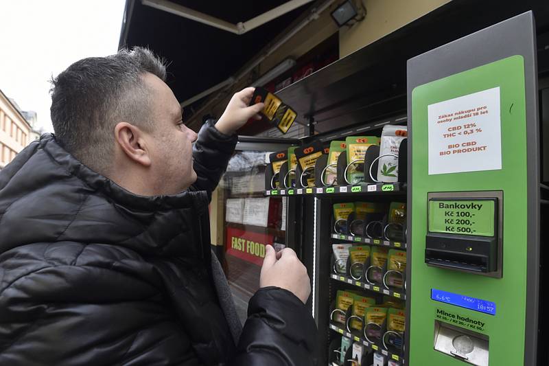 CBDmat René Sirý stojí 8. ledna 2021 u automatu s produkty z technického konopí ve Stodolní ulici v Ostravě.