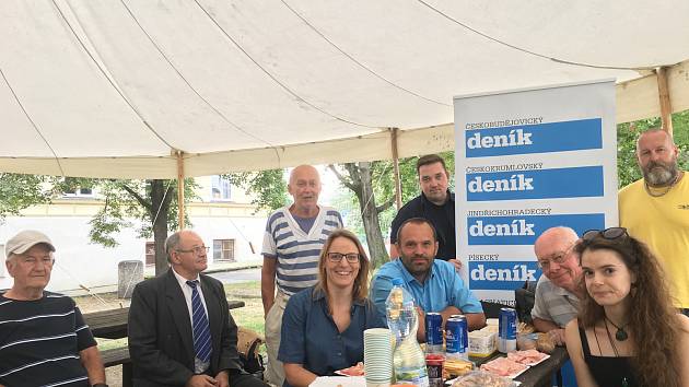 Rekord v počtu piknikujících lidí v jeden den, o který se snažil Spolek proti samotě, zkusili podpořit v neděli čtenáři a redaktoři Deníku. Foto: Deník/Alena Pancerová