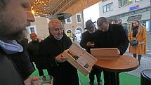 V pátek byl slavnostně naražen  první sud „Požehnaného ležáku“ u českobudějovické katedrály sv. Mikuláše.