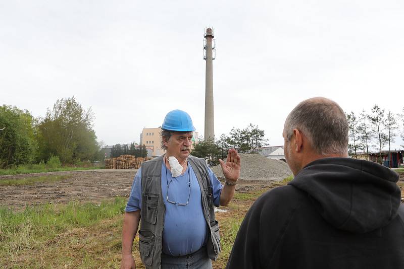 Střelmistr Petr Mikula z Ústí nad Labem a technický vedoucí odstřelu Dušan Nekarda z Uherského Hradiště při práci ve Veselí nad Lužnicí.