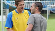 Stanislav Rožboud (vpravo) se tklivě loučí se svým trenérem v FK Táborsko Lubošem Zákostelským.