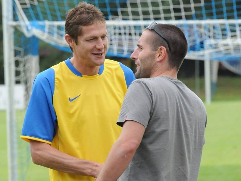 Stanislav Rožboud (vpravo) se tklivě loučí se svým trenérem v FK Táborsko Lubošem Zákostelským.
