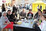 Společně. U jednoho stolu se vloni na prvním festivalu sešli Češi a Vietnamci, aby si popovídali, něco zahráli nebo pojedli vietnamská jídla.
