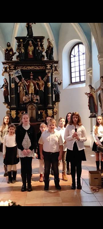 Lomnické domácnosti si zazpívaly koledy spolu se školními sbory, které nazpívaly nejen vybrané koledy v kostele sv. Václava.