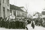 1. máj 1949, řazení průvodu na křižovatce nynějších ulic Budějovická, Nádražní a Žižkova na Malé Straně nedaleko železného mostu.