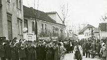 1. máj 1949, řazení průvodu na křižovatce nynějších ulic Budějovická, Nádražní a Žižkova na Malé Straně nedaleko železného mostu.