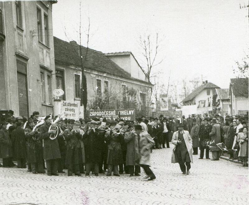 1. máj 1949, řazení průvodu na křižovatce nynějších ulic Budějovická, Nádražní a Žižkova na Malé Straně nedaleko železného mostu.