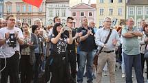 Nespokojenost s trestně stíhaným premiérem dali najevo občané na středečním protestu proti vládě na českobudějovickém náměstí.