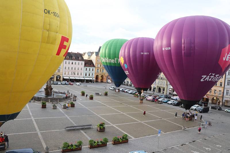 Čtyři horkovzdušné balony vzlétly ve čtvrtek v ranních hodinách z českobudějovického náměstí Přemysla Otakara II.