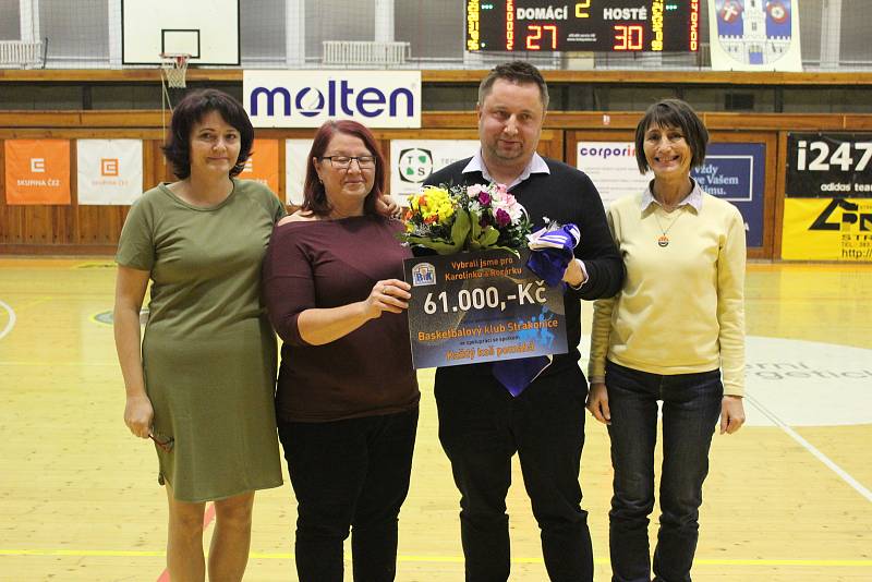 Basketbalisté vybrali na pomoc Karolínce a Rozárce částku 61 tisíc korun.