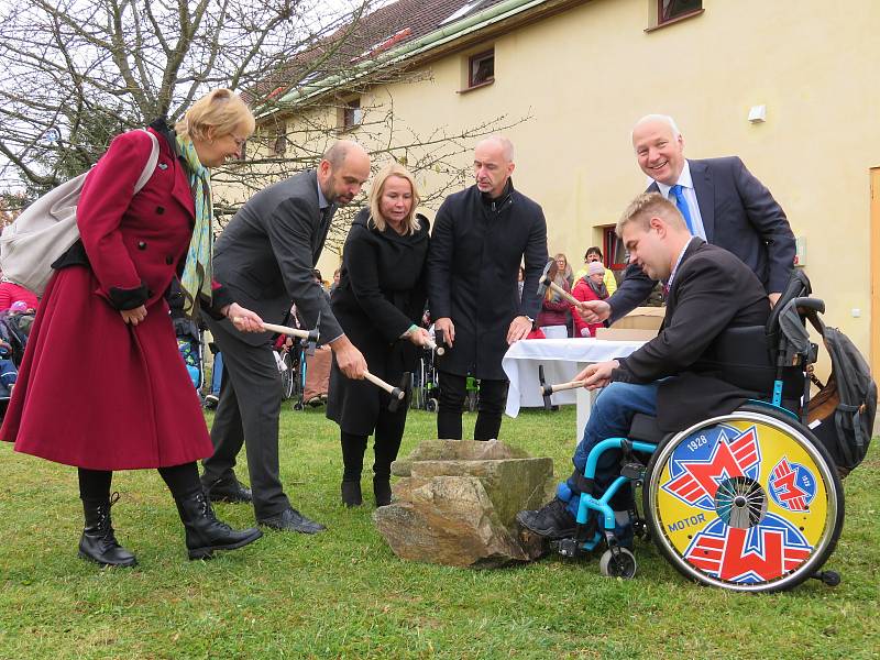 Arpida+ campus životních příležitostí může už za dva roky pomáhat dospělým lidem s tělesným a kombinovaným postižením .8. listopadu se symbolicky klepalo na základní kámen.