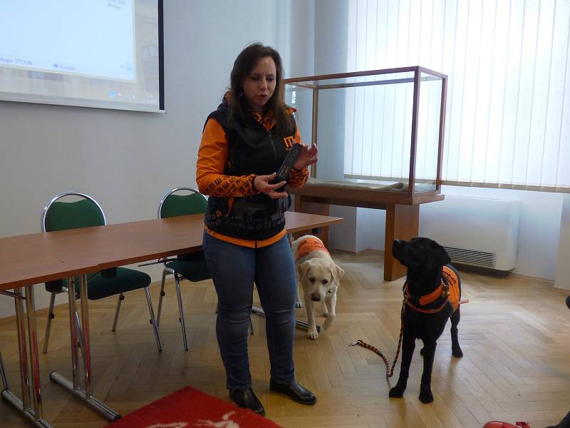 Nevidomá Blanka Stará přiblížila studentům problémy nevidomých a představila jim své vodicí psy.