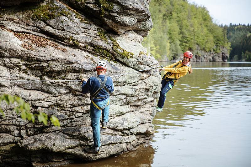 Ferrata Hluboká je delší o 400 metrů. Ferratu už stihla vyzkoušet také olympionička Eva Samková a její sportovní kolega Tomáš Kraus.