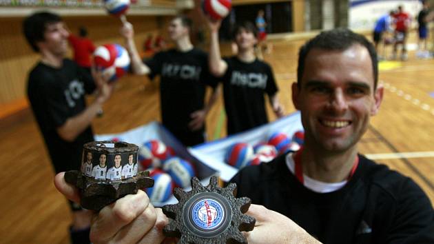 Filip Hoch, masér českobudějovických volejbalistů VK Jihostroj, ukazuje nový talisman pro udržení formy v mužstvu v zápasech playoff, které začínají 21. března ve Sportovní hale. Talismany se u jihostroje staly tradicí, loni si zvolili jako totem žirafu, 