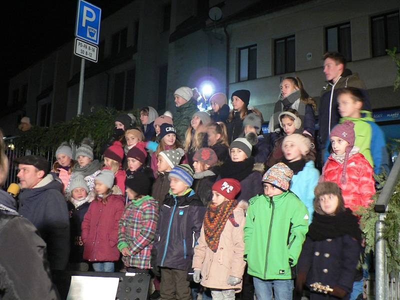 Česko zpívá koledy 2019 v Trhových Svinech. Zpívaly sbory Zvonečci a Zvonky ze ZUŠ F. Rišingera Trhové Sviny a akce se konala ve spolupráci s KIC Trhové Sviny.