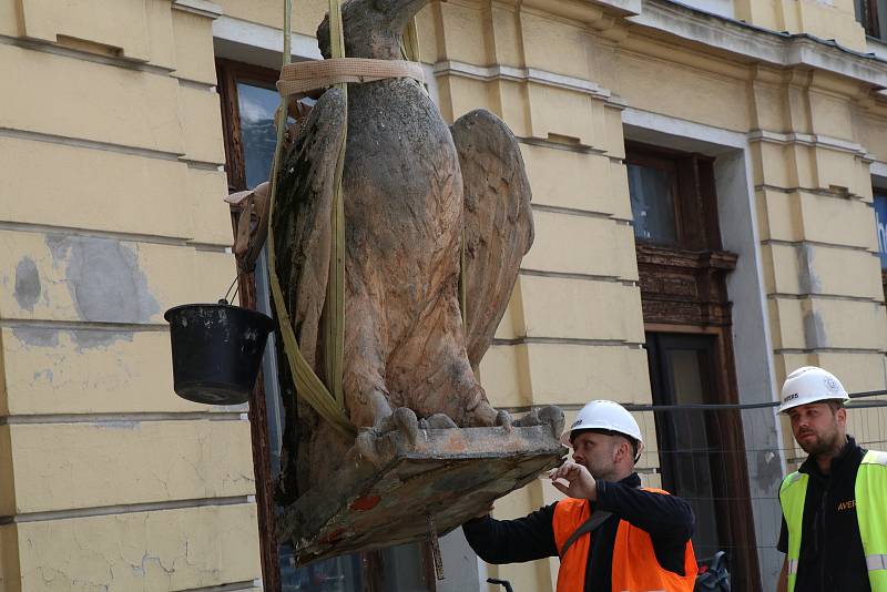 Sochu orla snesli ve středu z průčelí českobudějovického vlakového nádraží. Sochu čeká obnova v rámci velké rekonstrukce nádraží.