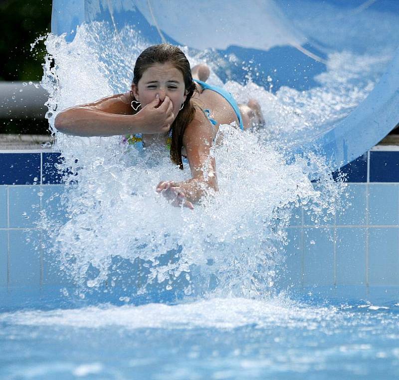 Letní plovárna v Hluboké nad Vltavou již týden láká návštěvníky k osvěžení v teplotách, které začínají připomínat blížící se léto. 