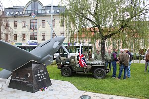 Pietní akt u pomníku českým letcům, kteří ve 2. světové válce bojovali v řadách britské R. A. F.