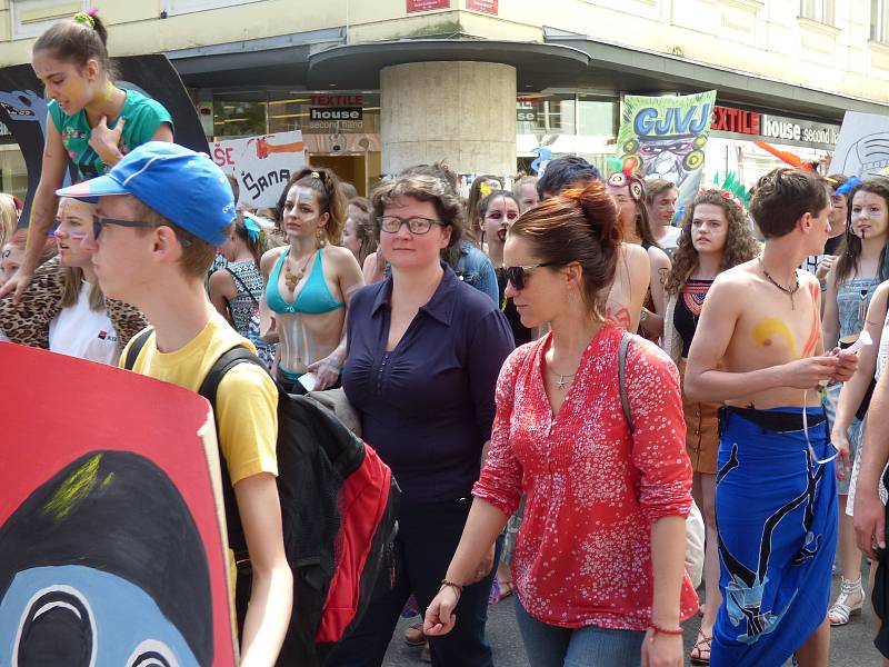 Tradiční průvod studentů se v pátek uskutečnil v Českých Budějovicích. Ten je neodmyslitelnou součástí Majálesu.