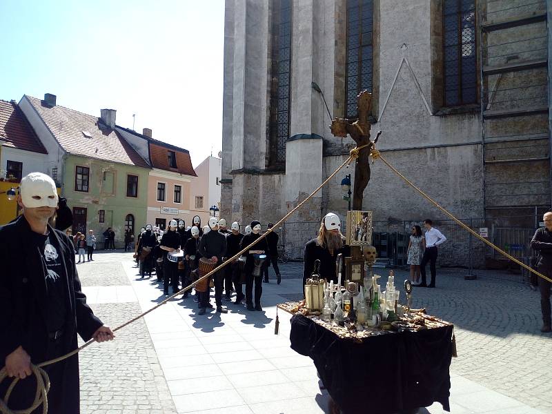 Na Velký pátek lidé sledovali průvod městem Velikonoční hrkání Divadla Víti Marčíka. Ve 12 h hrkání symbolizovalo Golgotu.